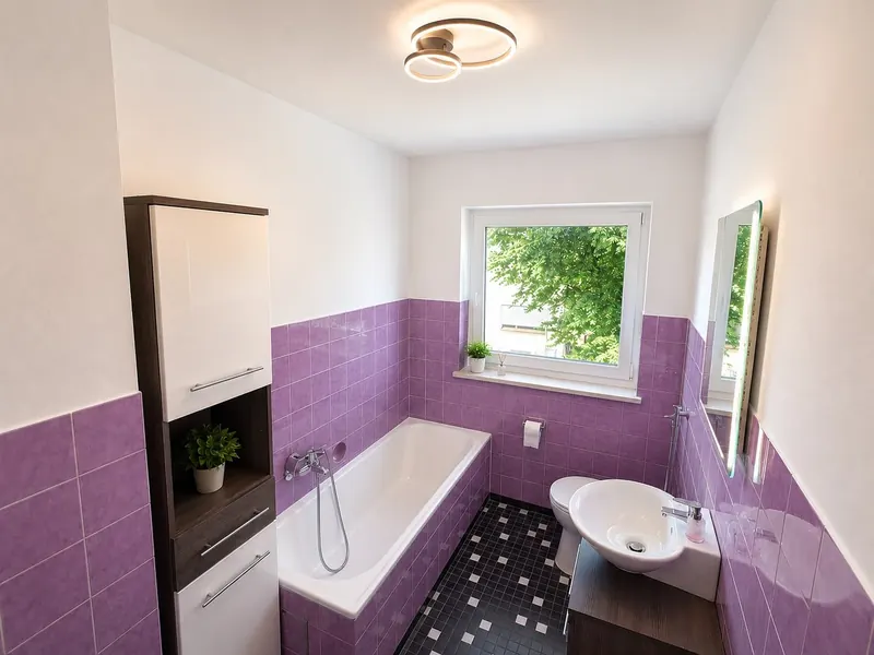 Badezimmer mit Dusche und Badewanne